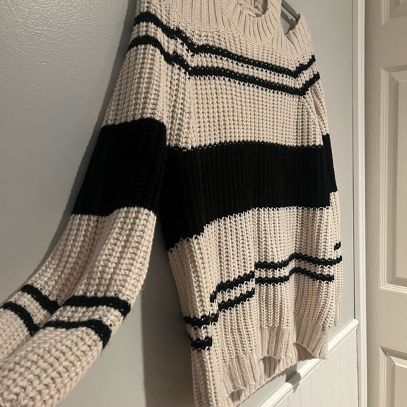 Main Strip Cold Shoulder Oversized Knit Sweater Women’s Size Medium Tunic - Picture 6 of 7